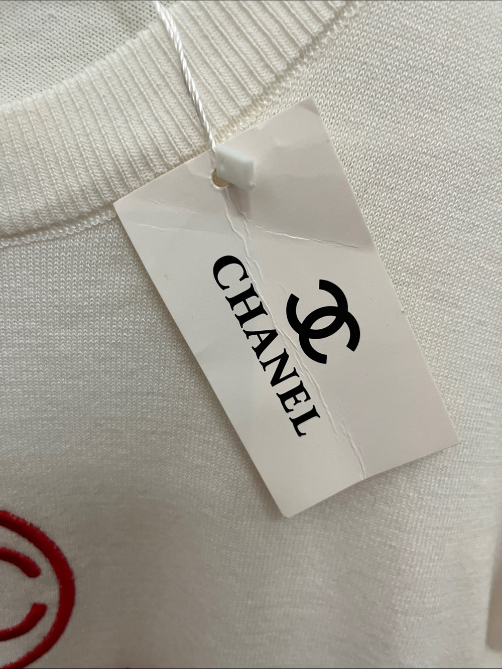 Source Unknown White Crewneck Sweater with Red Chanel Logo - Picture 3 of 4